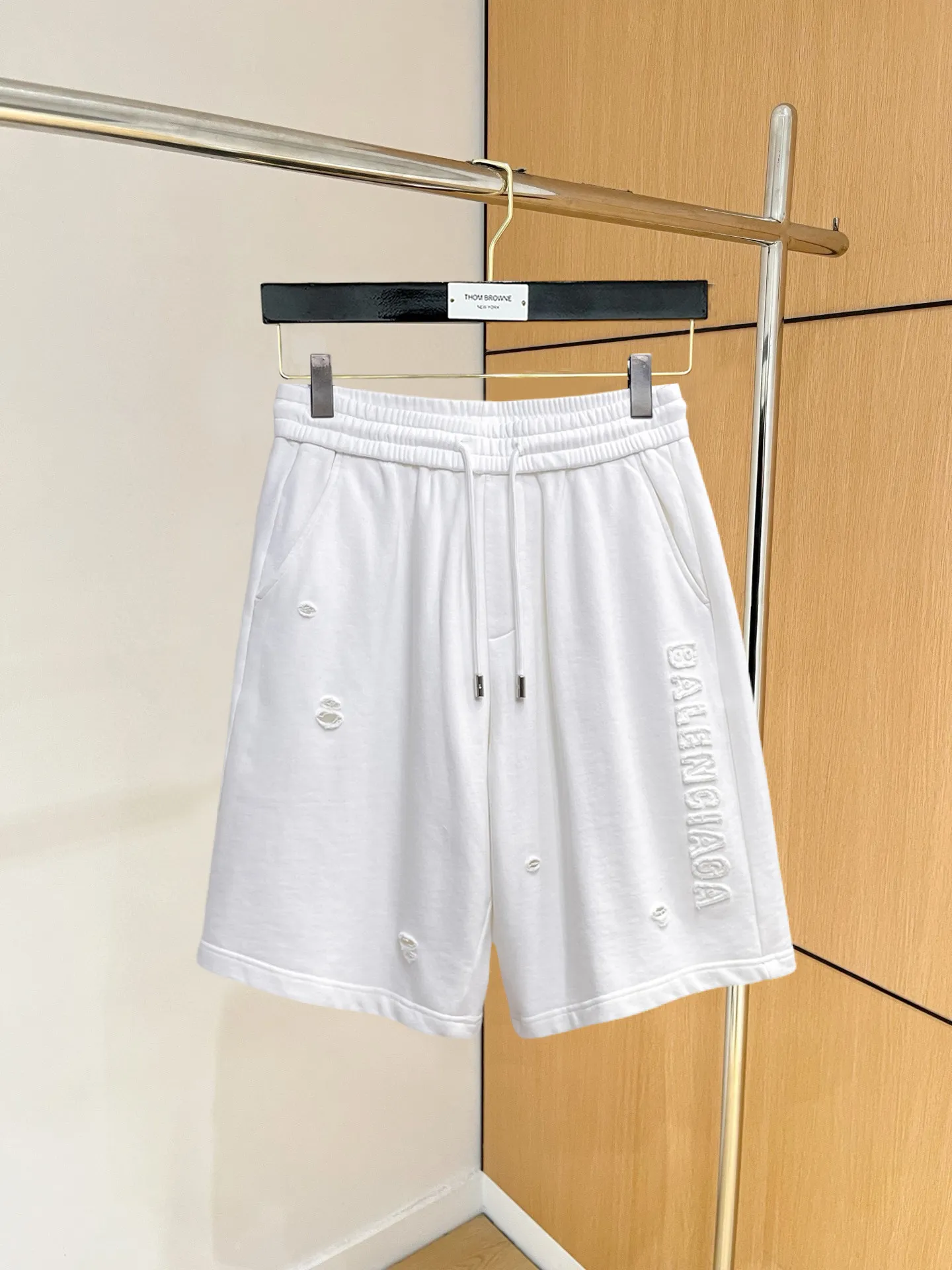 Balenciaga's three-standard complete 2026 summer New Arrival men's casual shorts, advanced custom-made Breathable fabric, Breathable fabric, extremely stretchy and comfortable, impeccable details, top-grade accessories, original logo design concept, delicate and soft feel! The upper body fit is awesome! Size: M-XXXL Please state your height and weight when ordering